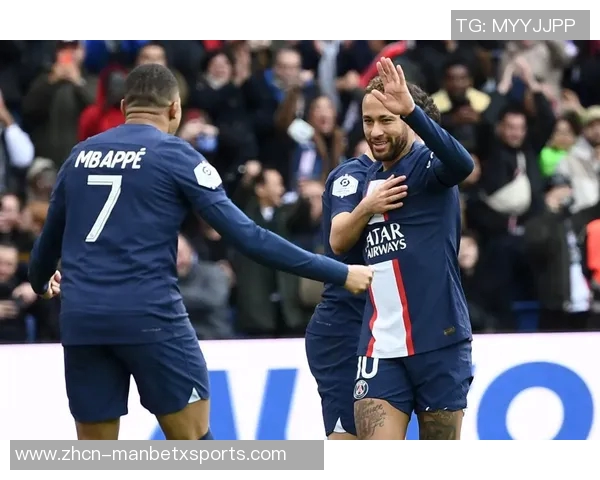 约罗身穿里尔球衣盛装出席里尔对阵巴黎比赛开球仪式